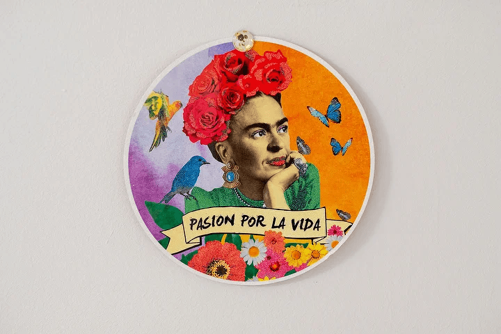 Bunte Frida Kahlo Illustration an der Wand