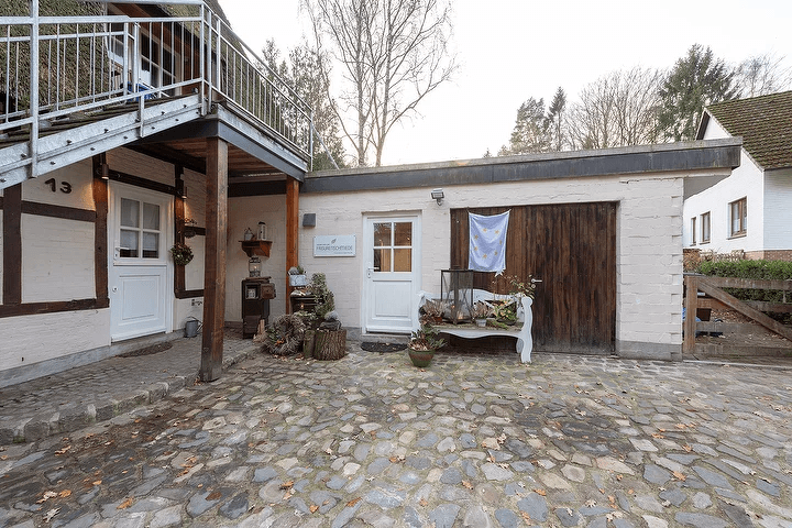 Kopfsteingepflasterter Hofeingang der Frisurenschmiede